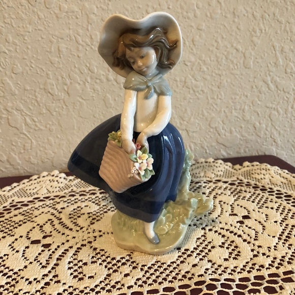 Lladró “Pretty Pickings” - Picture 1 of 7